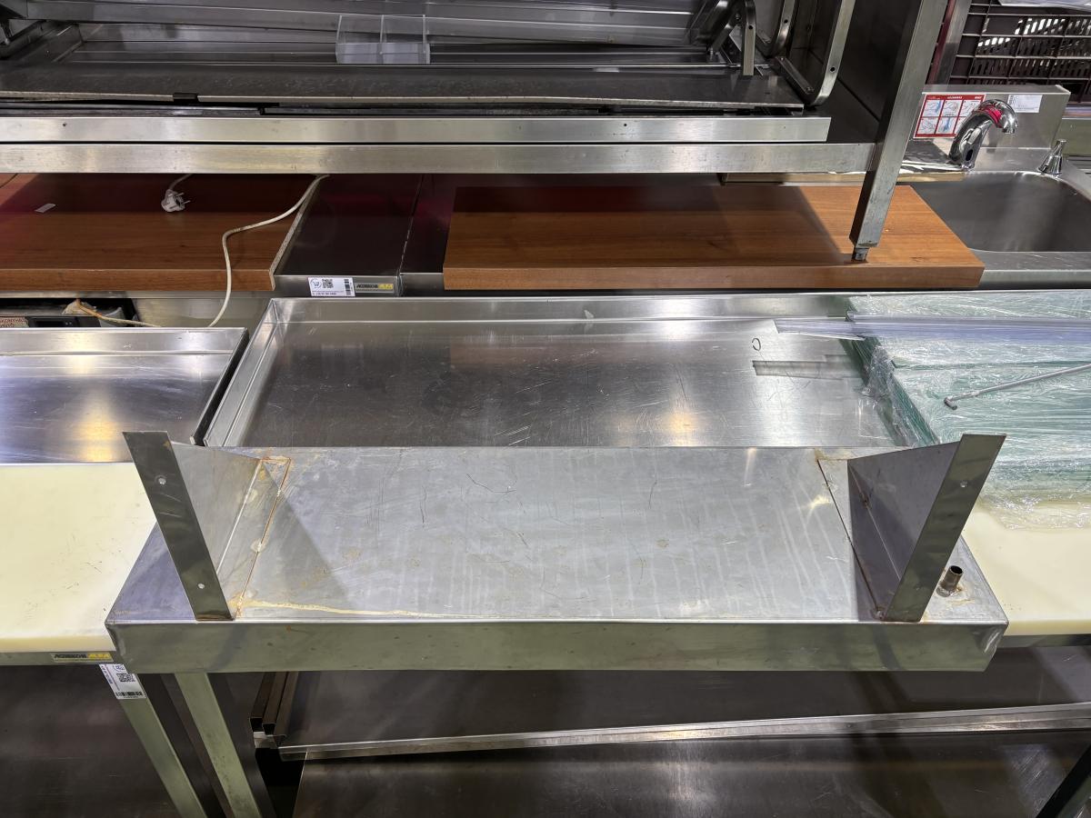 Rozsdamentes perforált falipolc cseppgyűjtő tálcával 100×30 cm – termékfotó bal oldalról