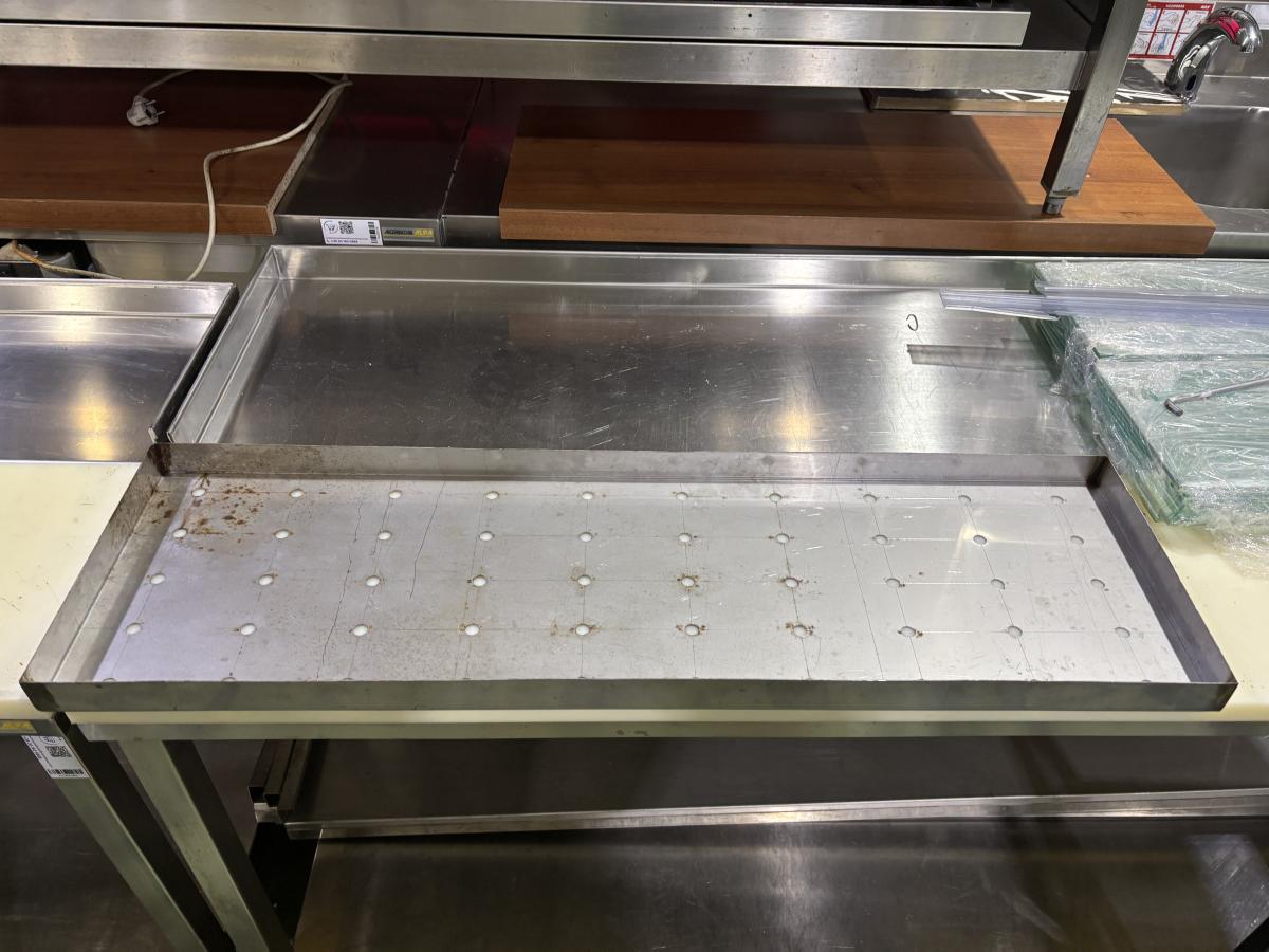 Rozsdamentes perforált falipolc cseppgyűjtő tálcával 100×30 cm – termékfotó felülnézet