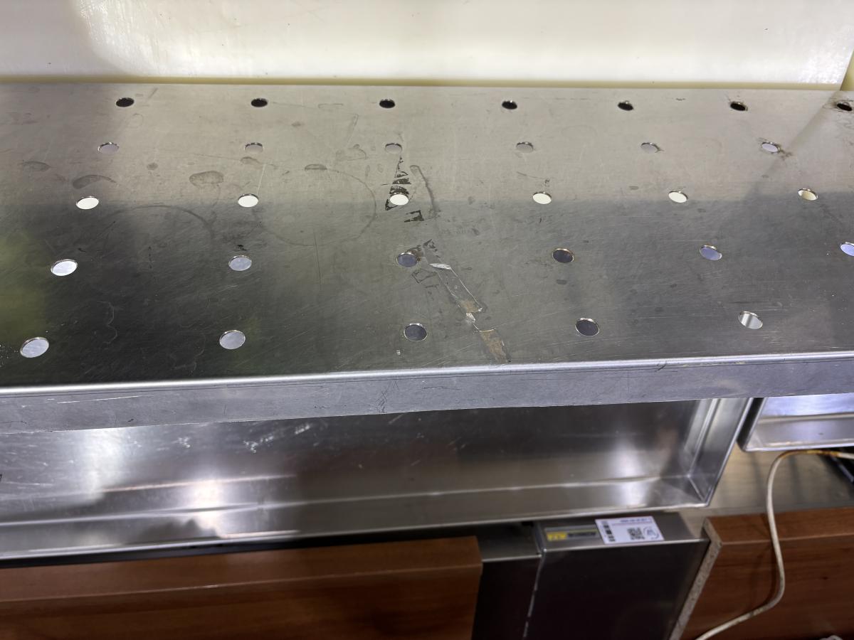Rozsdamentes perforált falipolc cseppgyűjtő tálcával 100×30 cm – termékfotó alulnézet