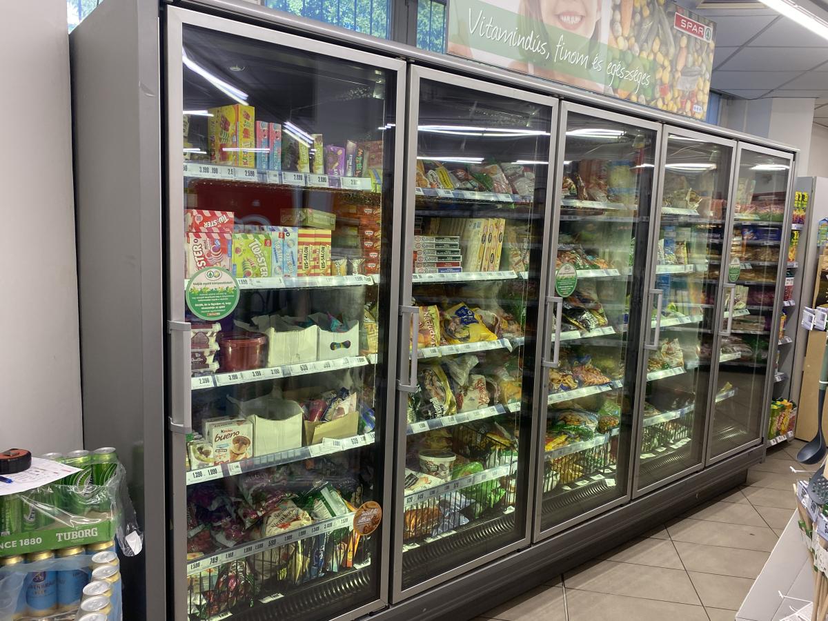 Carrier Velando üvegajtós mélyhűtő vitrin, fagyasztó – termékfotó jobb oldalról
