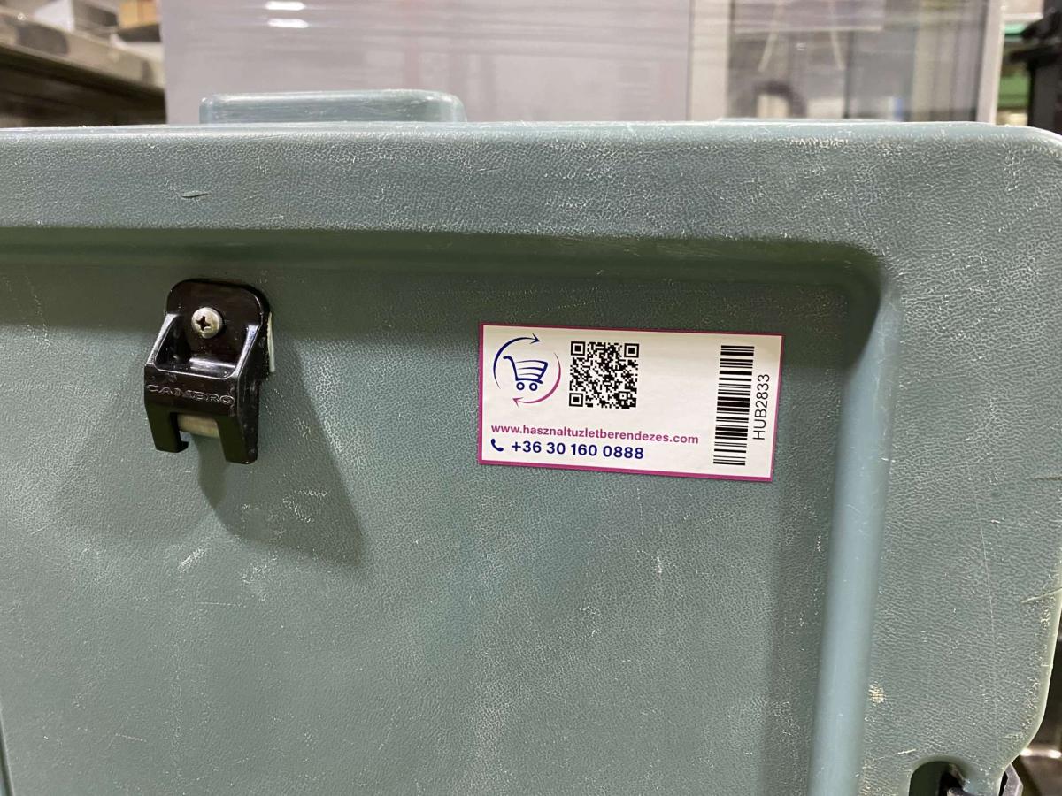 2 darab Cambro szigetelt élelmiszerszállító konténer kocsival, szettben – termékfotó hátulról