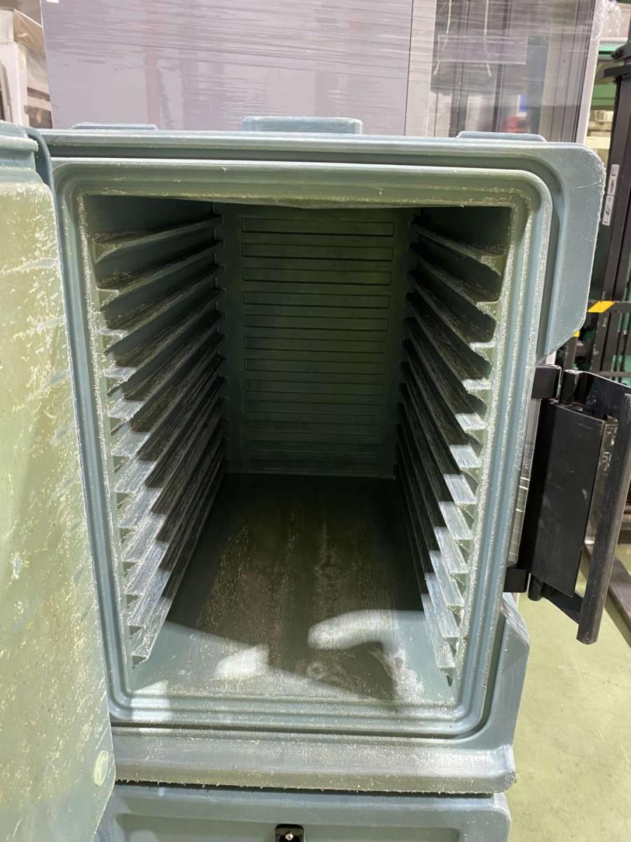 2 darab Cambro szigetelt élelmiszerszállító konténer kocsival, szettben – termékfotó alulnézet