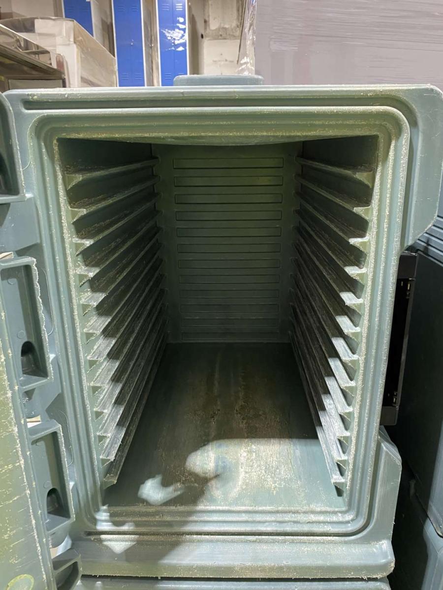 2 darab Cambro szigetelt élelmiszerszállító konténer kocsival, szettben – termékfotó 45° nézet