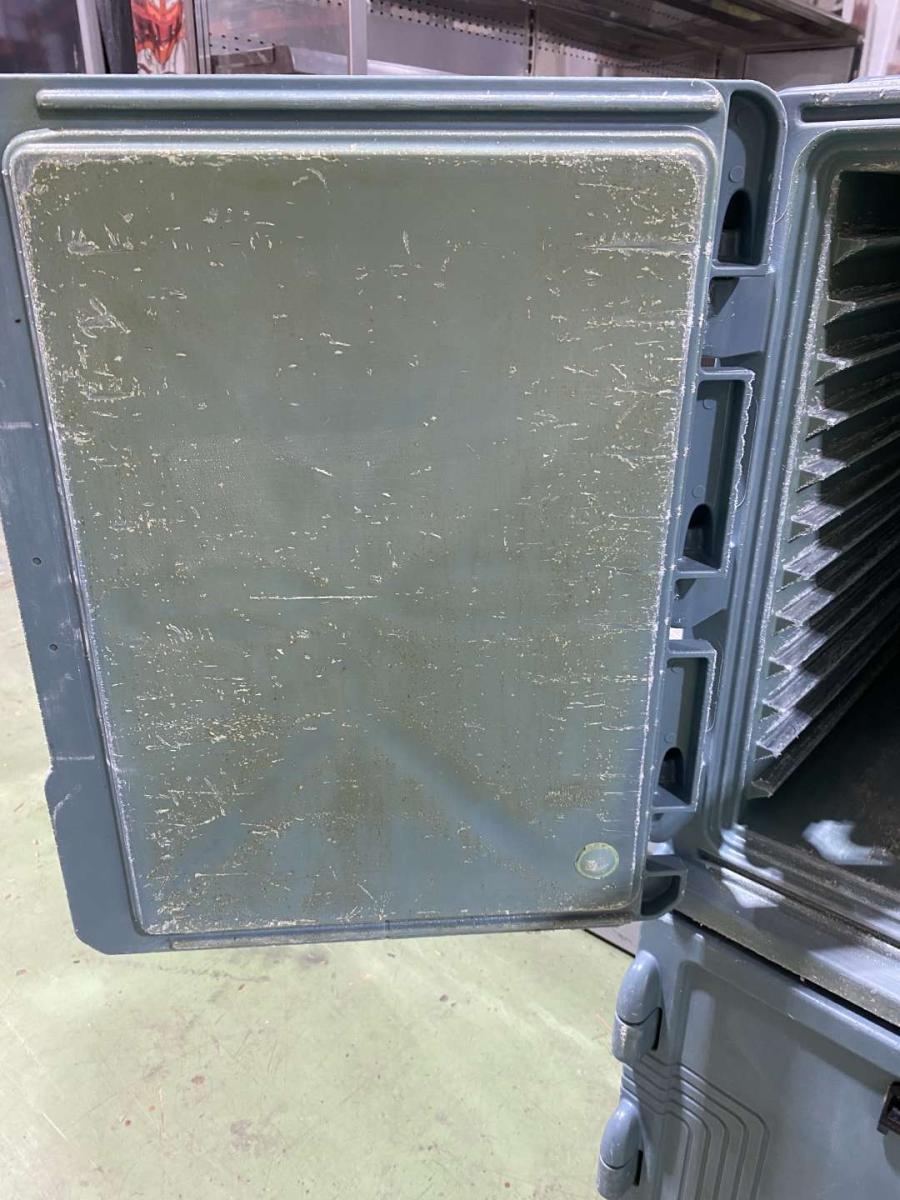 2 darab Cambro szigetelt élelmiszerszállító konténer kocsival, szettben – termékfotó részlet