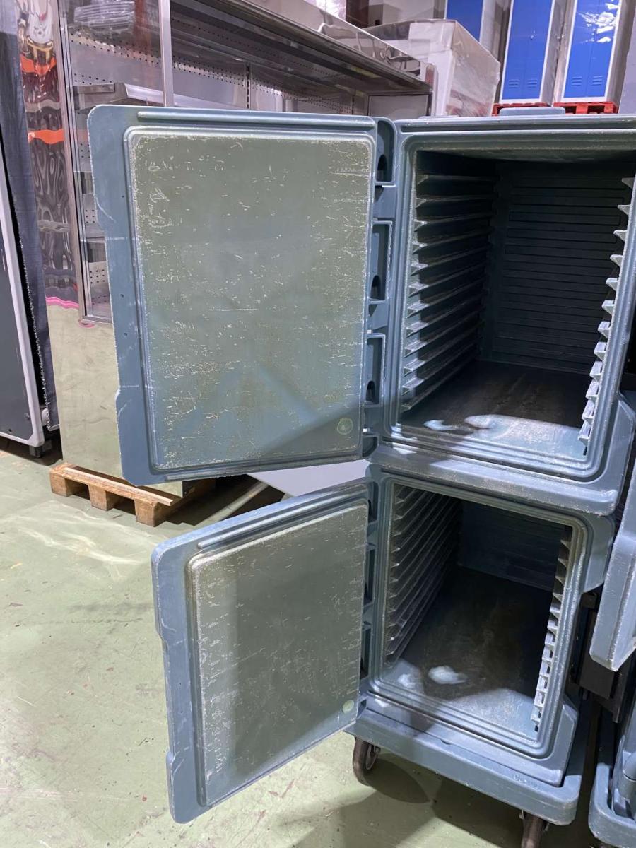 2 darab Cambro szigetelt élelmiszerszállító konténer kocsival, szettben – termékfotó csomagolás