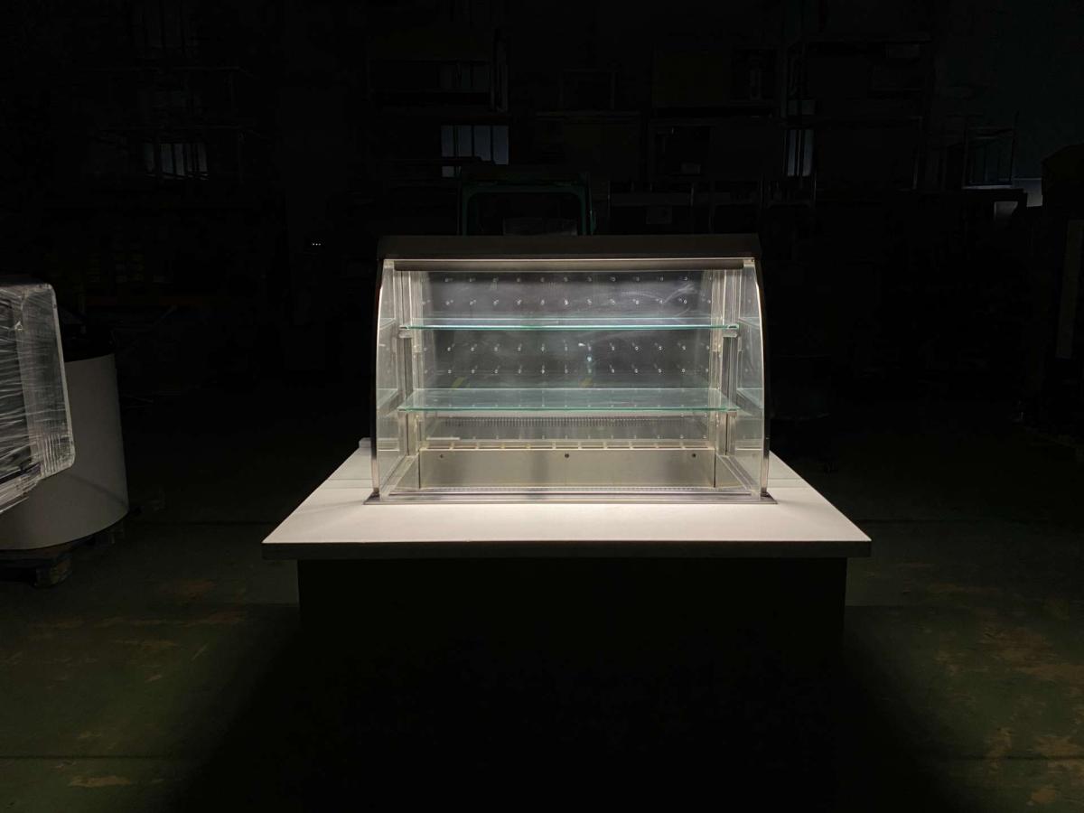 Önkiszolgáló hűtött vitrin – termékfotó elölnézet