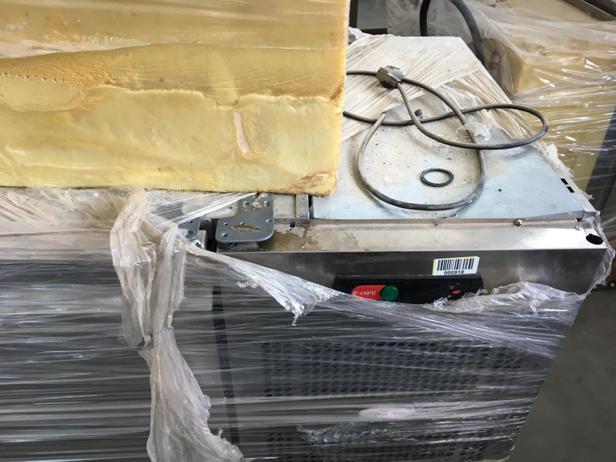 Hűtött munkaasztal ILSA 135*70*85 + munkaasztal – termékfotó jobb oldalról